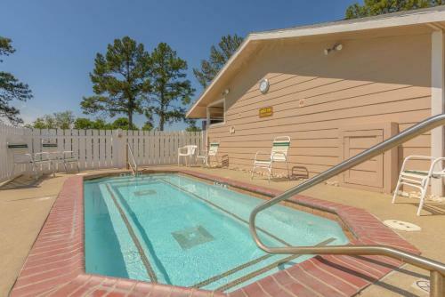 Lake Conroe Queen Studio Cabin 11