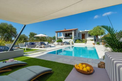 Villa Ampelaki - With Heated Pool