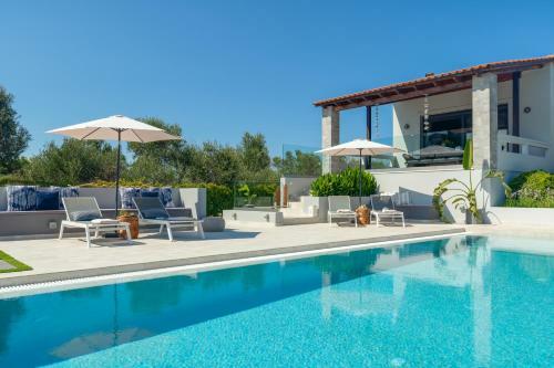 Villa Ampelaki - With Heated Pool