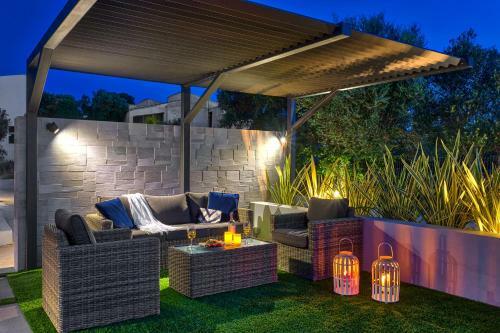 Villa Ampelaki - With Heated Pool