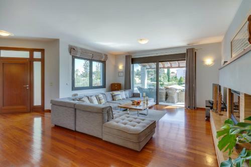Villa Ampelaki - With Heated Pool