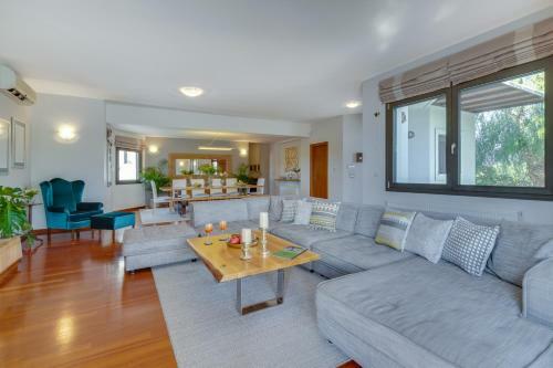 Villa Ampelaki - With Heated Pool