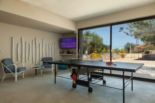 Villa Ampelaki - With Heated Pool