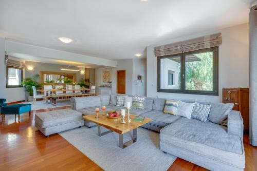 Villa Ampelaki - With Heated Pool