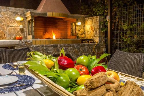 Villa Ampelaki - With Heated Pool