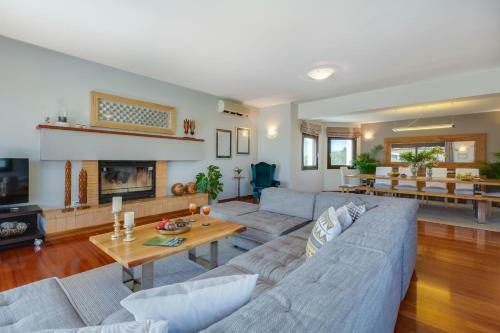 Villa Ampelaki - With Heated Pool