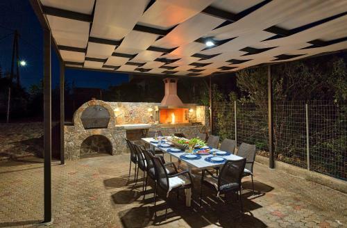 Villa Ampelaki - With Heated Pool