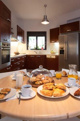 Villa Ampelaki - With Heated Pool