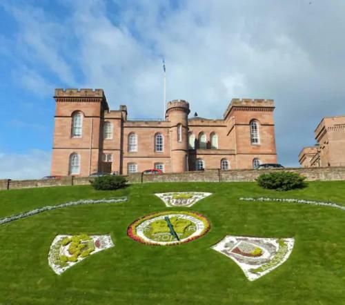 Home Comforts In Peaceful 2 Acres
