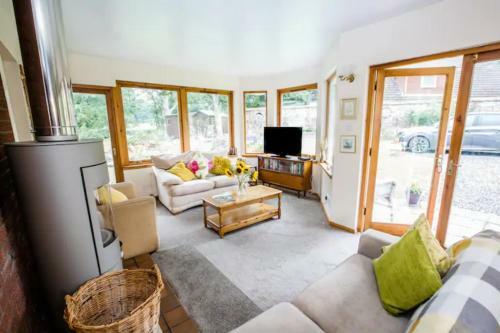 Home Comforts In Peaceful 2 Acres