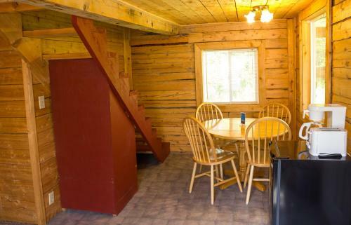 Lodge Midnight Sun Log Cabins