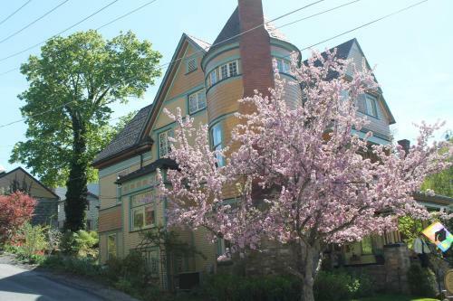 The Queen, A Victorian Bed & Breakfast