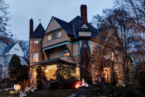The Queen, A Victorian Bed & Breakfast