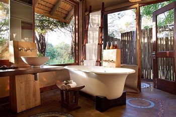 Hotel Rhino Walking Safaris