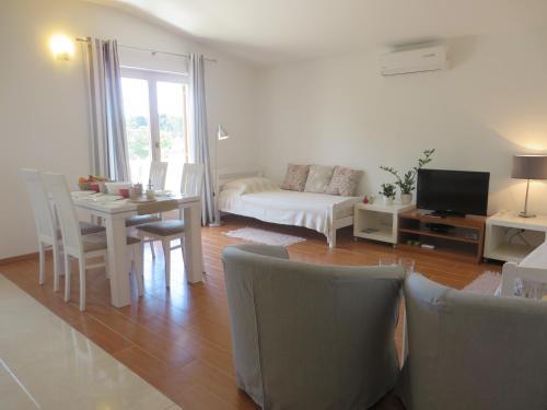 Filipovic Apartments With Pool