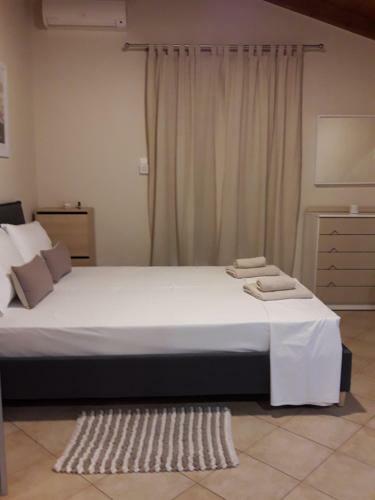 Hostal Plakoures Home