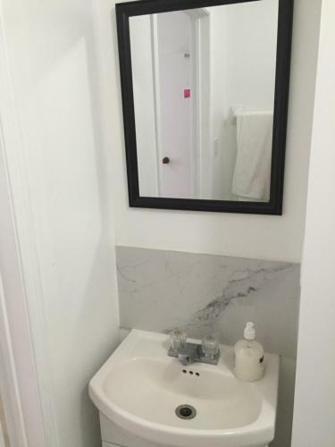 Hostal Toronto Wonderland Travelers Home
