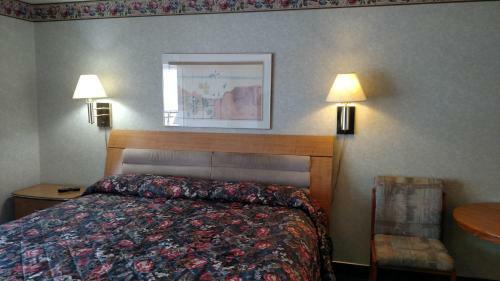 Traveler's Uptown Motel