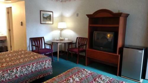 Traveler's Uptown Motel