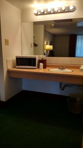 Traveler's Uptown Motel