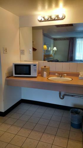 Traveler's Uptown Motel