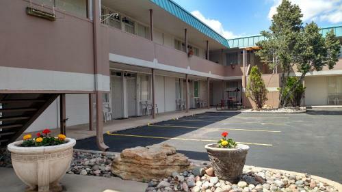 Traveler's Uptown Motel