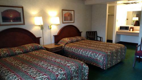 Traveler's Uptown Motel