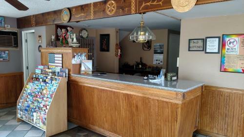 Traveler's Uptown Motel