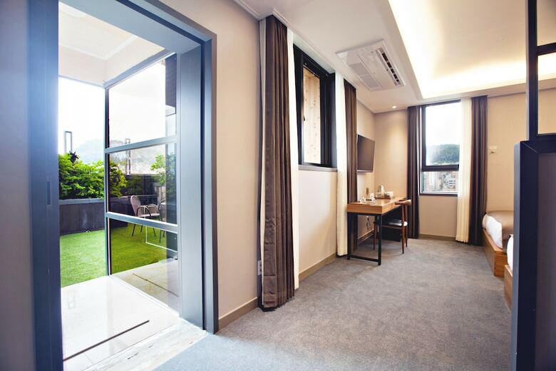 Gnb Hotel