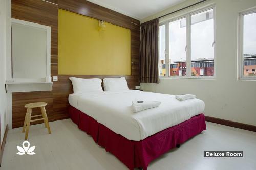 Golden Night Hotel