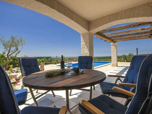 Villa Nira
