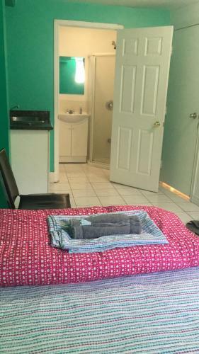 Hostal Toronto North Travelers Home