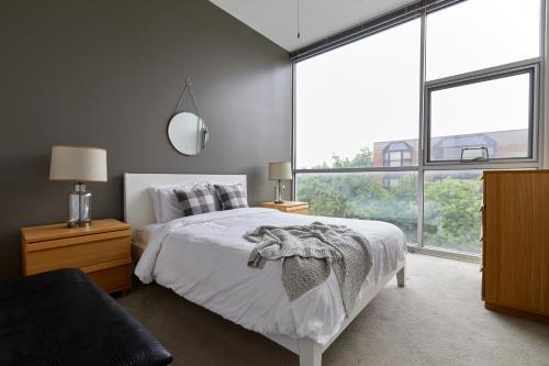 Three-bedroom Apartments Lincoln Park