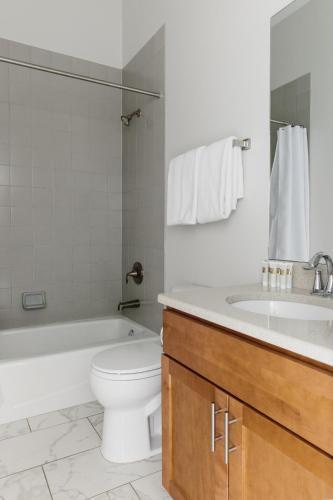 Three-bedroom Apartments Lincoln Park
