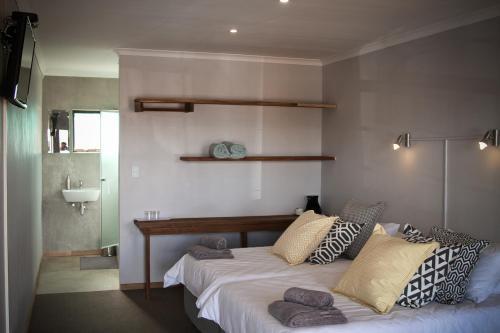 Sweet Thorn Retreat Airport Lodge