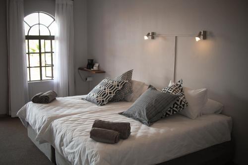 Sweet Thorn Retreat Airport Lodge