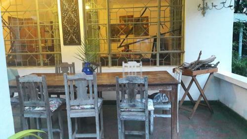 Bed & Breakfast Blues & Chutney Country