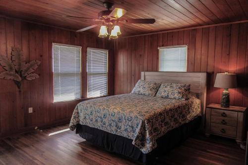 Mid-island Beach House Holiday Home