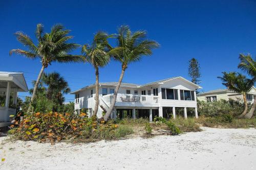 Mid-island Beach House Holiday Home