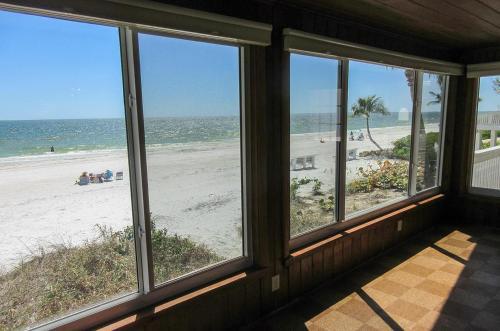 Mid-island Beach House Holiday Home