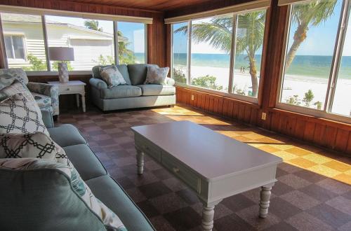 Mid-island Beach House Holiday Home
