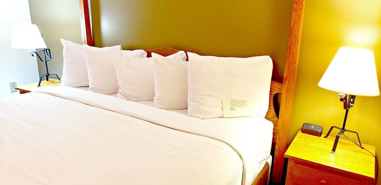 Hotel Lodging On The Square