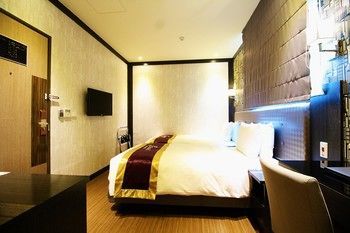 J Hotel