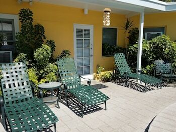 Hotel Alexander Palms Court