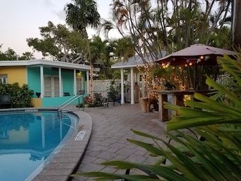 Hotel Alexander Palms Court