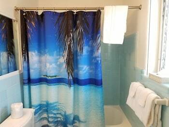 Hotel Alexander Palms Court