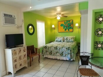 Hotel Alexander Palms Court