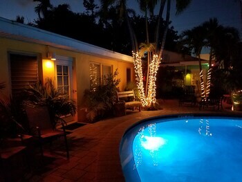 Hotel Alexander Palms Court