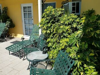 Hotel Alexander Palms Court
