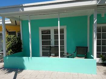 Hotel Alexander Palms Court